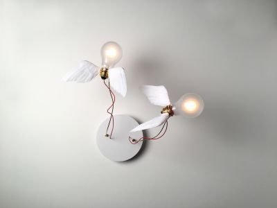 Lucellino LED Wandleuchte von Ingo Maurer mit zwei leuchtenden Glühbirnen und Flügeln.